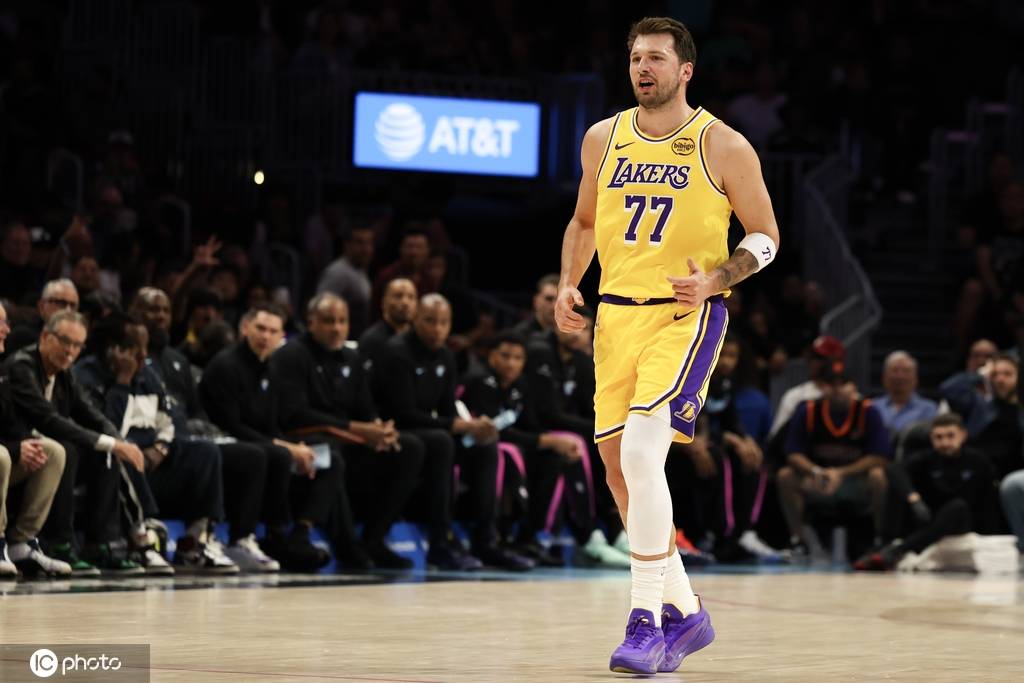 统治级表现！东契奇背靠背狂砍100分 关键时刻连得16分